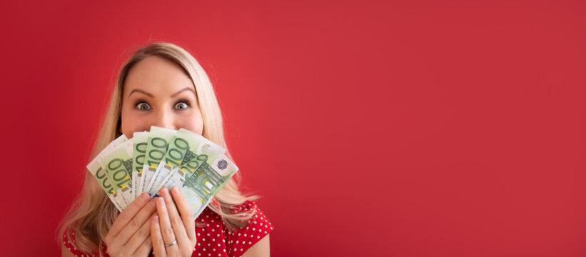 Aktiengewinn und Dividende - Frau freut sich &uuml;ber Geld