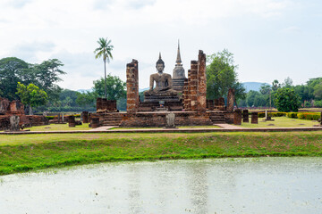 Fototapeta premium Wat Mahathat Temple in the precinct of Sukhothai Historical Park, a UNESCO World Heritage Site in Thailand
