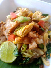 Stir-fried soy sauce, noodles with pork, sweet, delicious, not spicy.