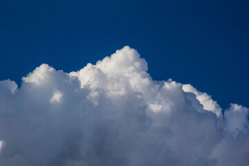 Sunny summer sky with large cumulus clouds.
