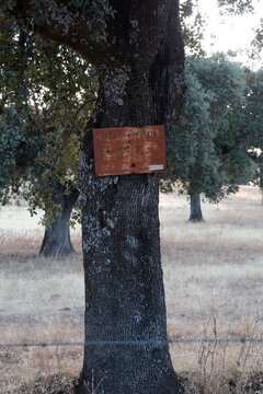 rusty hunting ground sign in spanish
