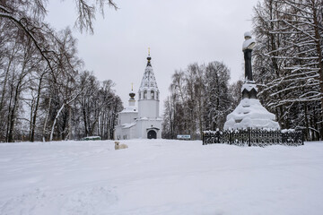 Fototapeta na wymiar The Assumption Cathedral and the monument to Prince Vasily the First in Ples on a winter cloudy day.