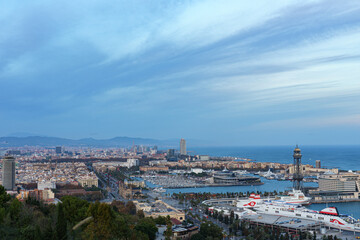 Vista completa panorámica de Barcelona desde el mirador del alcalde con cielo con nubes
