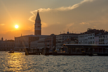 Obraz premium discovery of the city of Venice and its small canals and romantic alleys