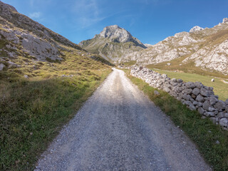 The Escamellau Peak. Escamellau bounds the Juan de la Cuadra range on the North, which in turn separates the Puertos de Aliva, on the East, from the Monetas valley, on the West.