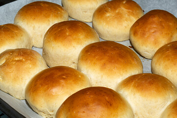 Panes hechos en casa recién salidos del horno.