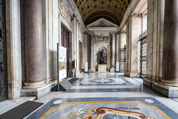 Obraz premium Philippo IV Statue vor Eingang zur Santa Maria Maggiore Basilika in Rom