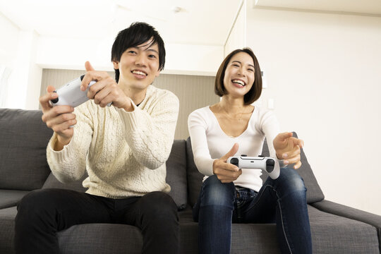 Couples enjoying the latest video games / Couples enjoying games with lovers / Couples crazy about game consoles 