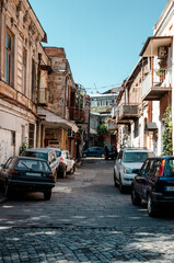 Obraz premium Narrow street of the old city of Tbilisi, the central part of the capital of Georgia.