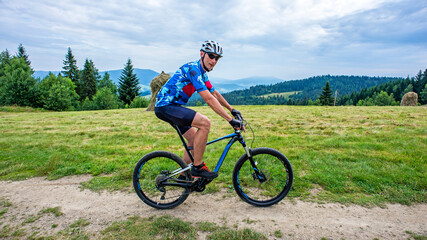 Fototapeta na wymiar A man on a mountain bike.