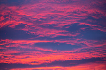 Fototapeta premium Himmel mit Wolken in pink