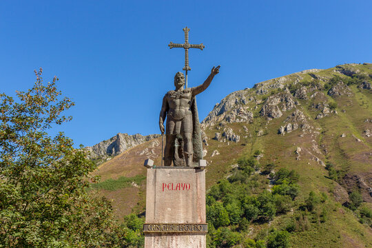 Statue of King Pelayo in the Temple of Covadonga, founder of the monarchy in Asturias. The statue contains the inscription: "Our hope is in Christ".