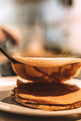 Tortita siendo servida en un plato con más tortitas.