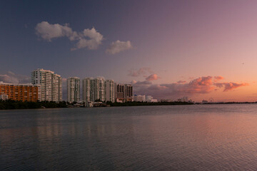 Fototapeta na wymiar Atardecer sobre la laguna de Cancun con los edificios de la Zona hotelera de fondo