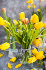 Obraz premium Spring yellow tulips bouquet on gray background