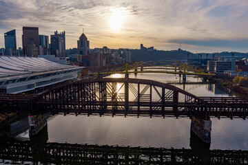 Obraz premium Aerial view of the Allegheny River and the Pittsburgh, Pennsylvania skyline (left).