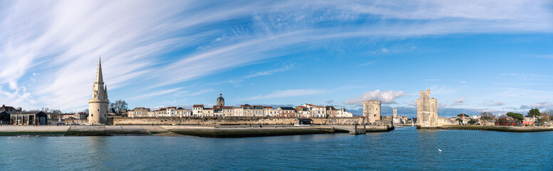 Obraz premium Panoramic view of the old harbor of La Rochelle with old towers on a sunny day