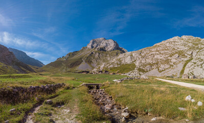 The Escamellau Peak. Escamellau bounds the Juan de la Cuadra range on the North, which in turn separates the Puertos de Aliva, on the East, from the Monetas valley, on the West.