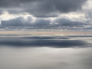 Fototapeta na wymiar where the horizon disappears: water surface and clouds