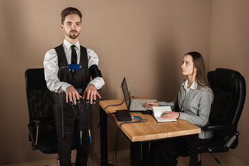 A woman's special agent tests a lie detector and a polygraph test on a young suspect. The questions...