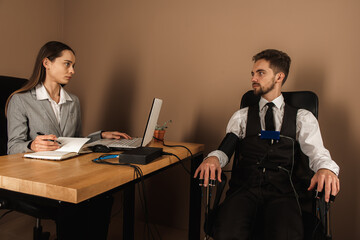 A woman's special agent tests a lie detector and a polygraph test on a young suspect. The questions...