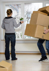 Paar Pärchen bezieht neue Wohnung Apartment Umziehen Einziehen Umzug Umzugkartons zum Einrichten