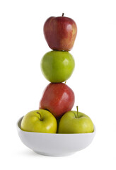 mele di vario colore disposte in torre