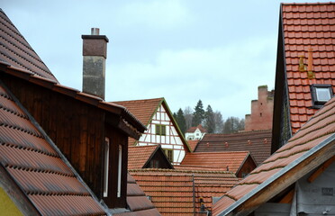 Fachwerkhäuser mit roten Ziegeldächern auf dem Schlossberg