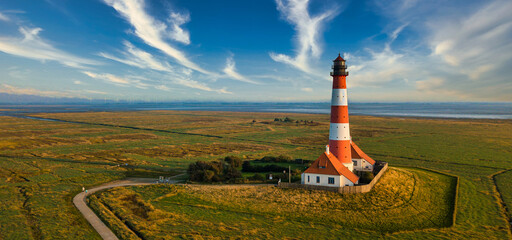 Leuchtturm im Sommer mit Himmel