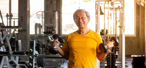 Naklejka premium Old man exercising in the gym Enhance health For strength Exercise concept