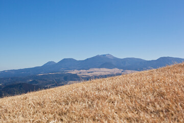 魚野パラグライダー場から見下ろす湧水町吉松と霧島連山
