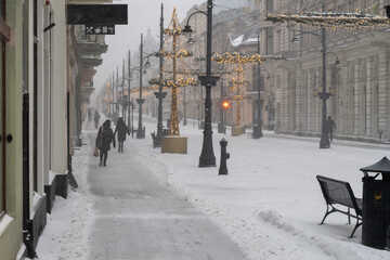 Łódź atak zimy 2021 ulica Piotrkowska w śniegu - obrazy, fototapety, plakaty