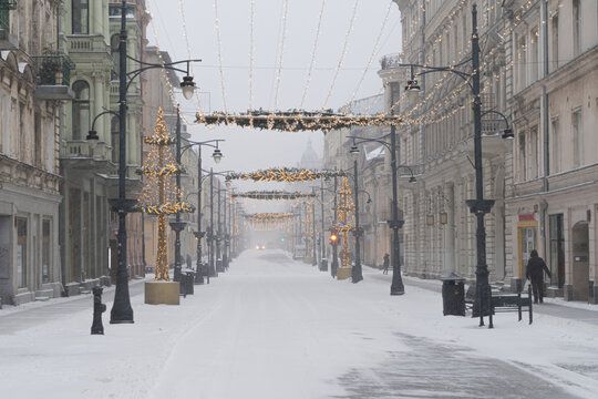 Ł&oacute;dź atak zimy 2021 ulica Piotrkowska w śniegu