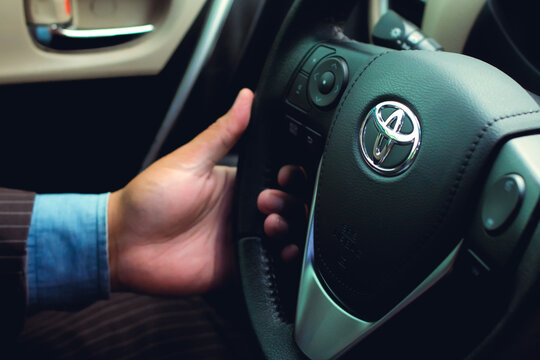 Toyota Corolla. Carro, Autom&oacute;vel, Motorista, Interior. Homem segurando o volante de um ve&iacute;culo Toyota Corolla Altis.
