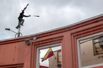 Escultura decorativa de malabarista en centro historico de colombia