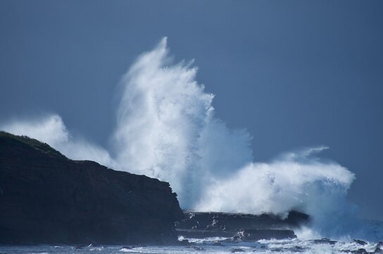 wave breaking on the rocks © Elliot
