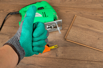 Installing wooden laminate flooring