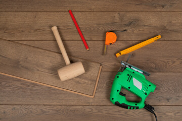 Installing wooden laminate flooring