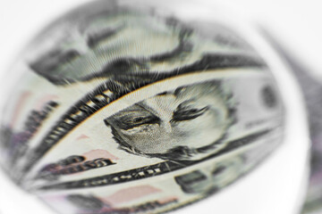 Dollarschein unter einer Glaskugel