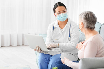 Obraz premium Doctor visiting senior woman at home