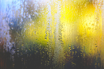 fundo multicolorido e desfocado água corrente na janela. 