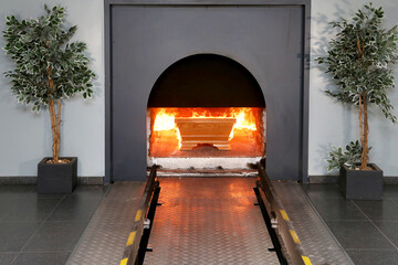 Brennender Sarg im Krematorium