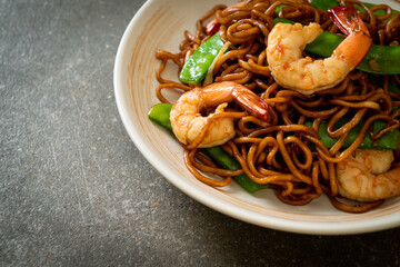 stir-fried yakisoba noodles with green peas and shrimps