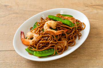 stir-fried yakisoba noodles with green peas and shrimps