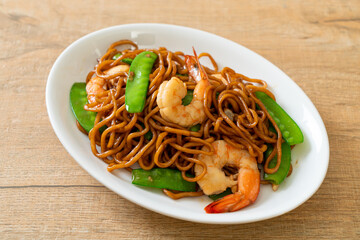 stir-fried yakisoba noodles with green peas and shrimps