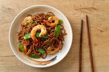 stir-fried yakisoba noodles with green peas and shrimps