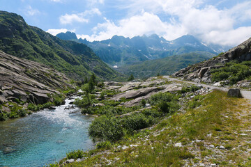 Fototapeta na wymiar Fiume e bellissima vista panoramica dal sentiero che porta ai laghi Cornisello nella Val Nambrone in Trentino, viaggi e paesaggi in Italia