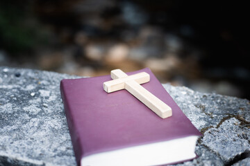 The cross is placed on the scriptures. The concept of praying from the Lord with the power and power of holiness that brings luck and expresses forgiveness through the power of religion, faith.