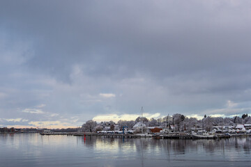 Blick &uuml;ber die Warnow auf die Hansestadt Rostock im Winter