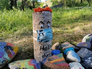 Runder Stein beschriften mit Haltet Durch